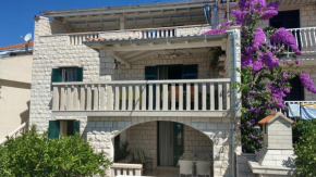 Apartments by the sea Bol, Brac - 13121